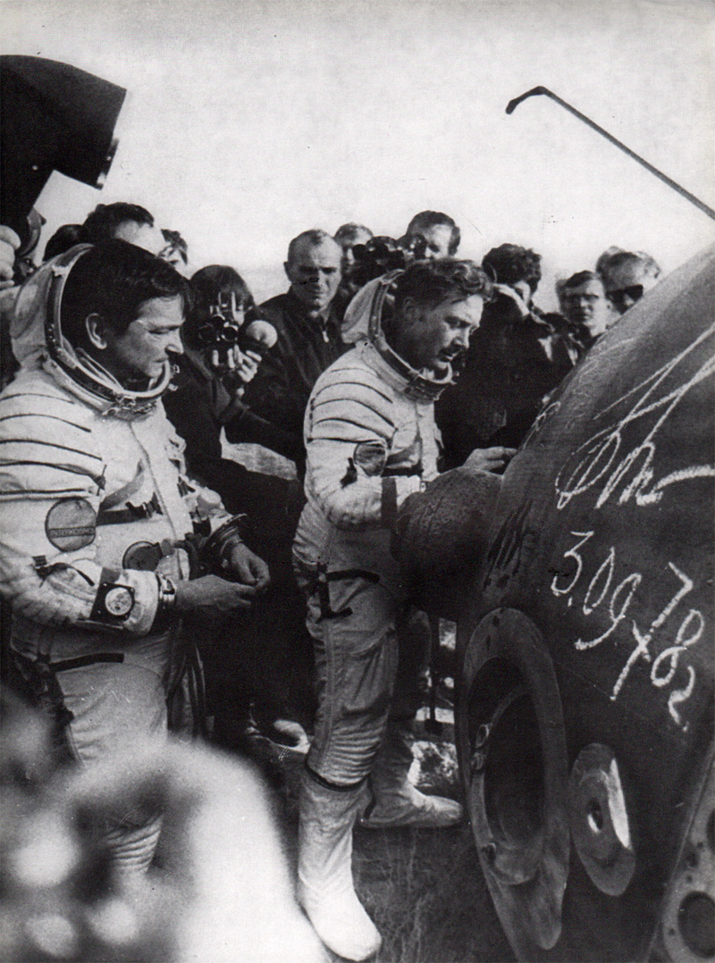 Illustration for article titled Rare Photos Of The Soviet Space Program From Gagarin To Intercosmos